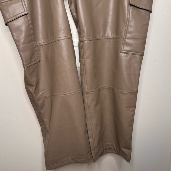 Abercrombie and Fitch The 90s Relaxed Jean High Rise Vegan Leather Cargo Pants - Picture 4 of 12